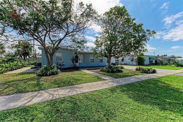 view of front facade featuring a front yard