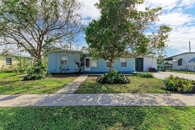 view of front of house featuring a front lawn