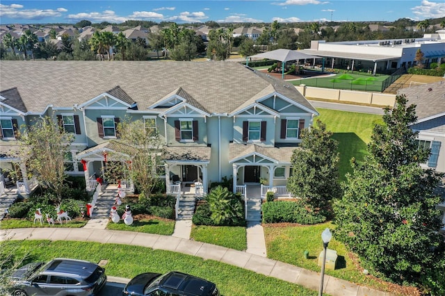 view of front of property featuring a front lawn