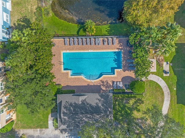 view of swimming pool