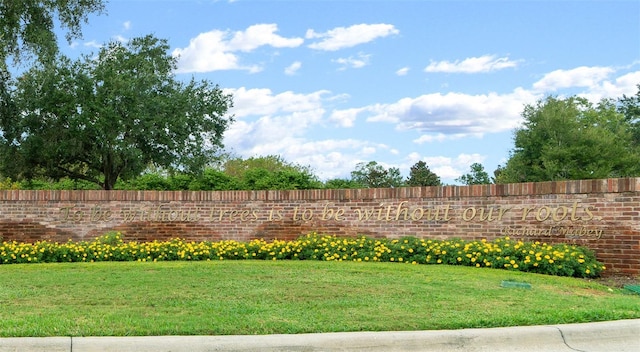 community / neighborhood sign with a lawn