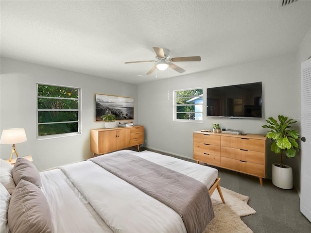 bedroom featuring ceiling fan and a textured ceiling