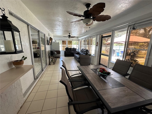 sunroom with ceiling fan