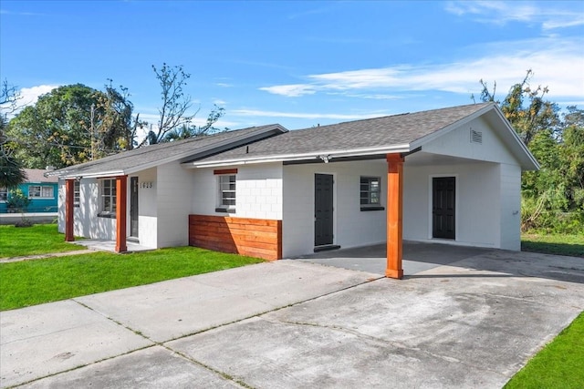 single story home with a front yard