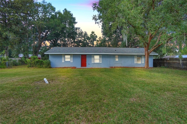 view of front of house featuring a lawn