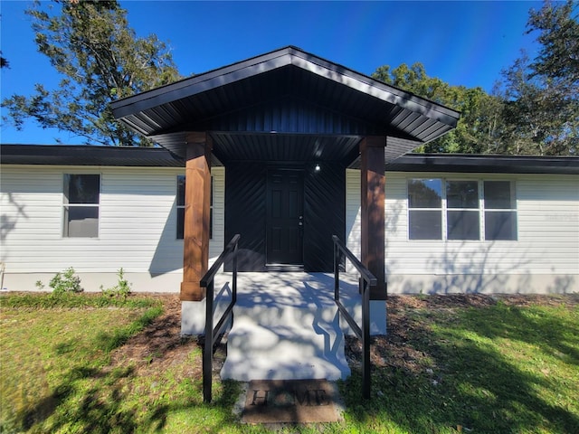 view of front facade with a front yard