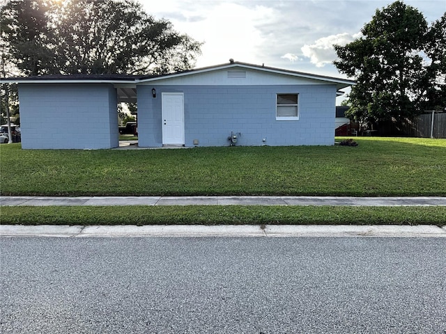 view of front facade with a front lawn