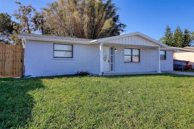 single story home featuring a front yard