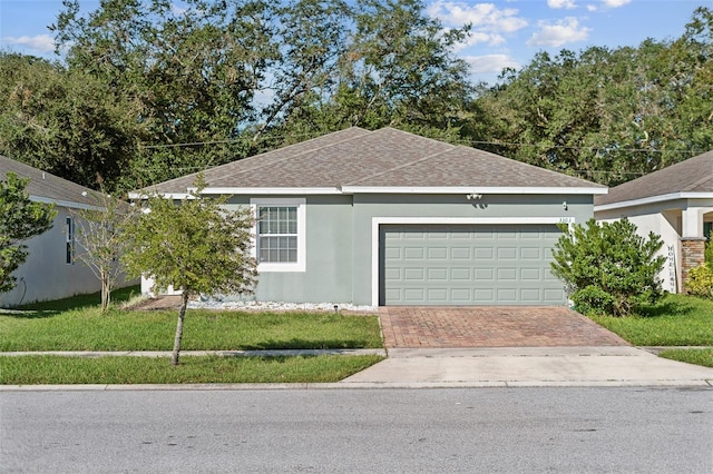 view of front of property featuring a front lawn and a garage