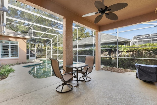 sunroom / solarium featuring a swimming pool and ceiling fan