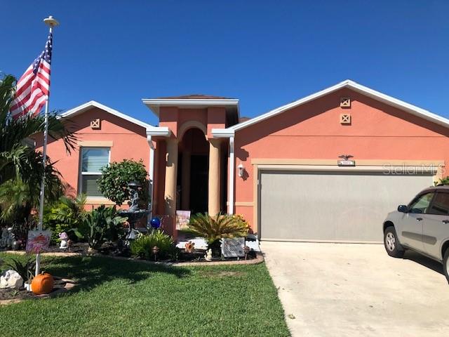 view of front facade with a garage and a front yard