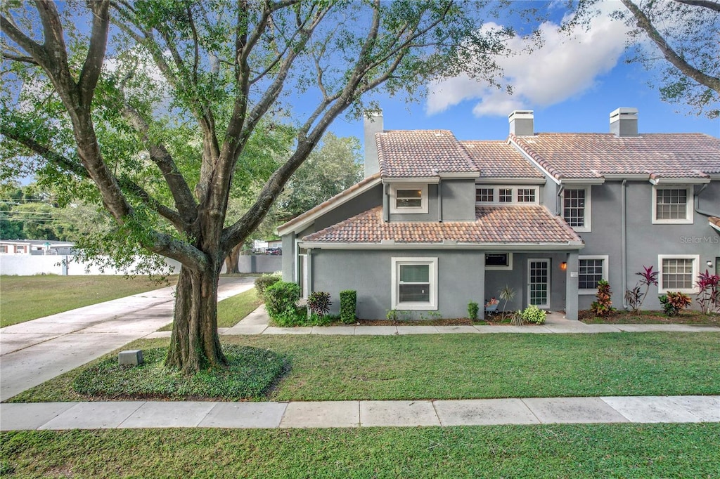 view of front of house featuring a front lawn