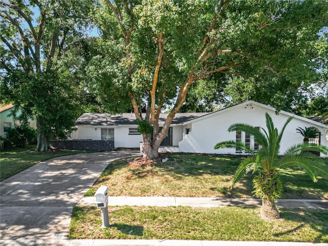 single story home with a front lawn