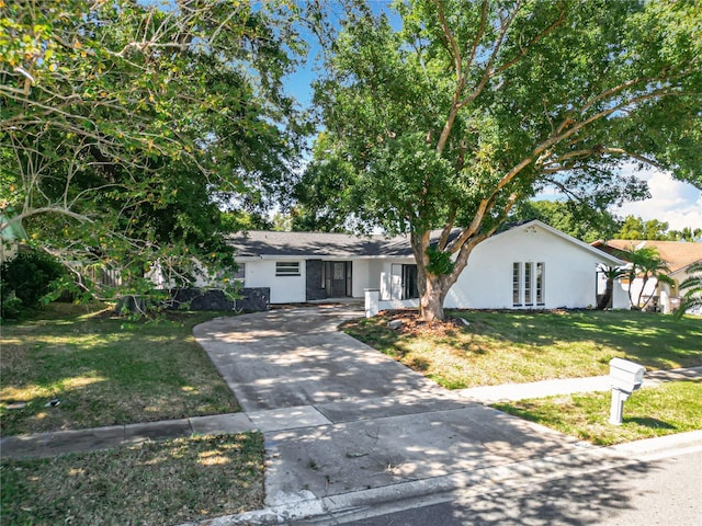 single story home with a front lawn