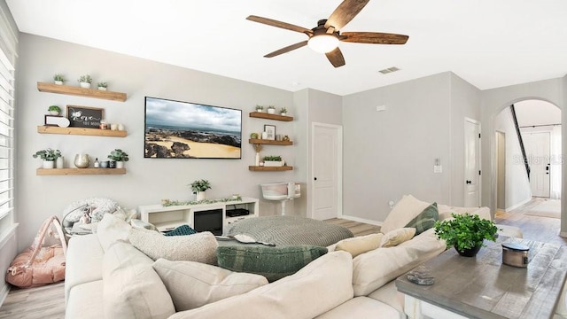 living room featuring light wood-type flooring and ceiling fan