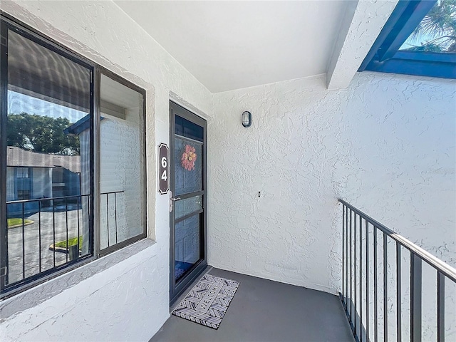 property entrance featuring a balcony