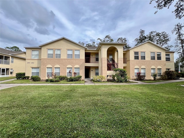 view of front facade featuring a front lawn