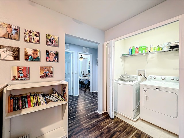 laundry room with wood-type flooring, washer and clothes dryer, and ceiling fan