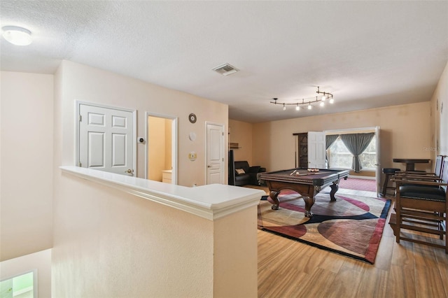 rec room with a textured ceiling, wood finished floors, billiards, and visible vents