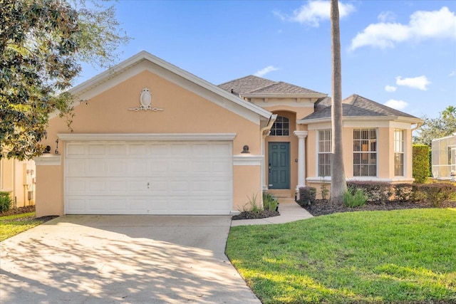 view of front of property featuring a front lawn