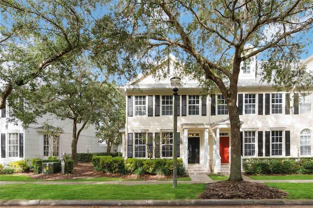 colonial house featuring a front yard