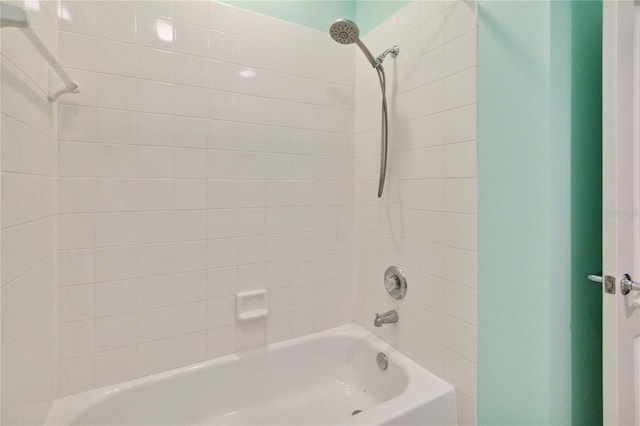 bathroom featuring tiled shower / bath combo