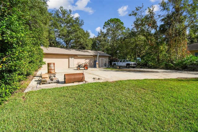 view of yard featuring a patio area