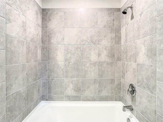 bathroom with tiled shower / bath