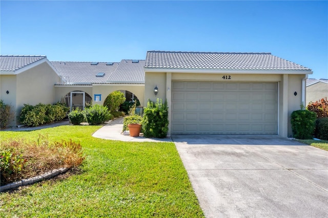 view of front of home featuring a front yard and a garage