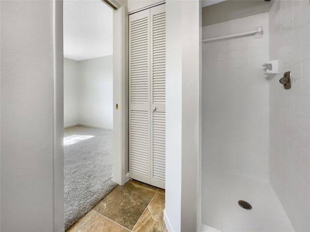 bathroom featuring tiled shower