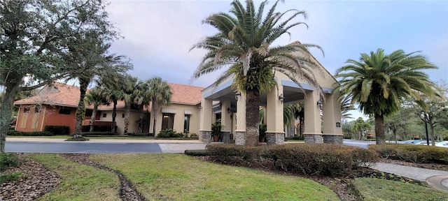 view of front of house featuring a front lawn