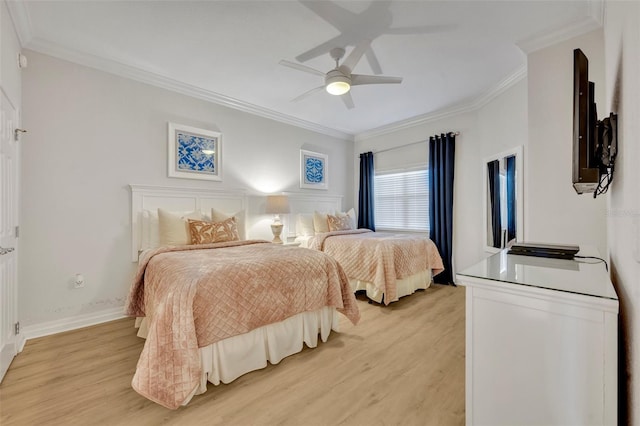 bedroom featuring light hardwood / wood-style floors, ornamental molding, and ceiling fan