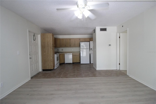 8209 Sun Spring Cir Unit 22, Orlando, FL 32825 - kitchen featuring white appliances, ceiling fan, a textured ceiling, and light wood-type flooring