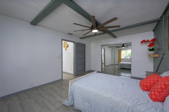 bedroom with ceiling fan, a textured ceiling, and a closet