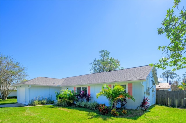 view of front of home featuring a front lawn