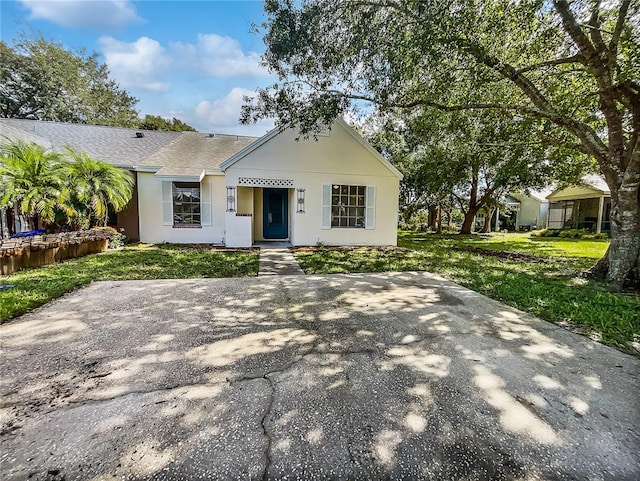 view of front of house with a front lawn