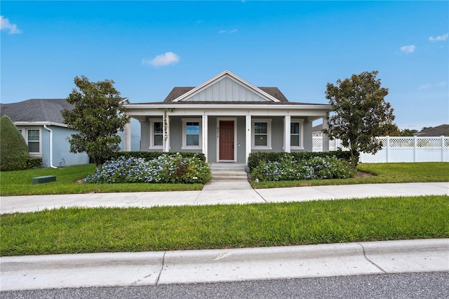 view of front of property featuring a porch and a front yard