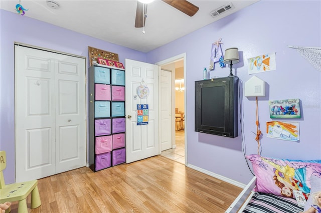 bedroom featuring light hardwood / wood-style floors, a closet, and ceiling fan