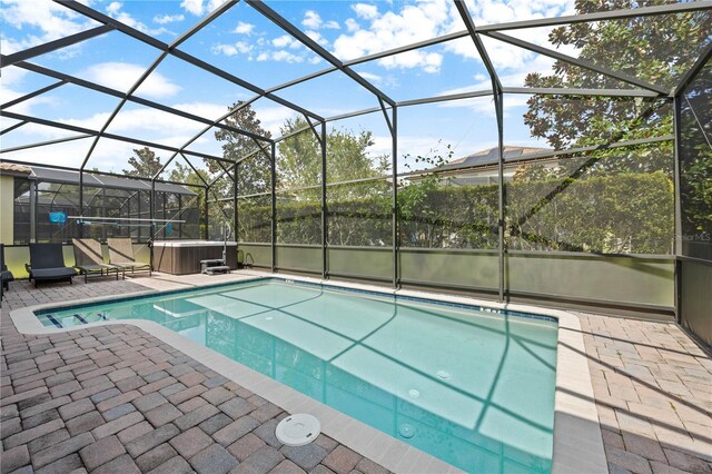 1473 Moon Valley Dr, Davenport, FL 33896 - outdoor pool featuring a hot tub, a patio, and glass enclosure