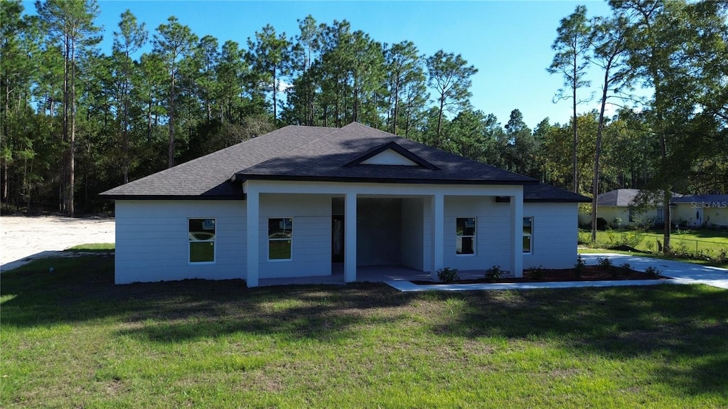 view of front of property with a front yard