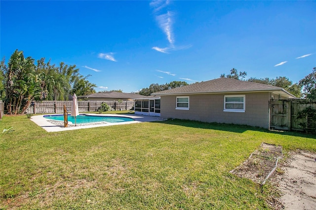 view of swimming pool featuring a yard