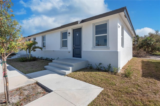 view of front of home featuring a front lawn