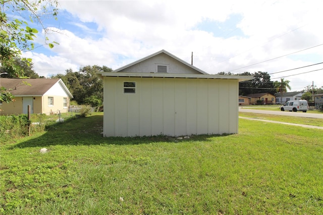 view of side of property featuring a lawn