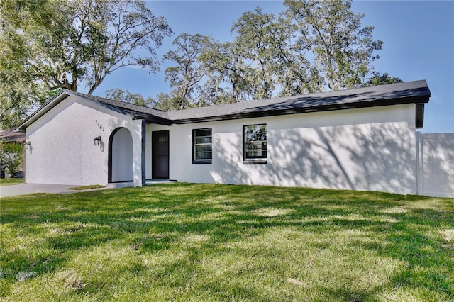 ranch-style house featuring a front lawn