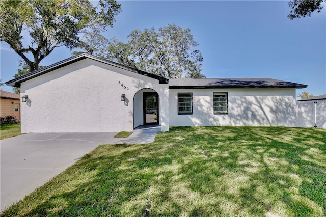 single story home featuring a front lawn