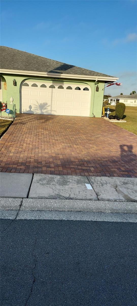 906 Bluewater Dr, Sun City Center, FL 33573 - garage featuring decorative driveway