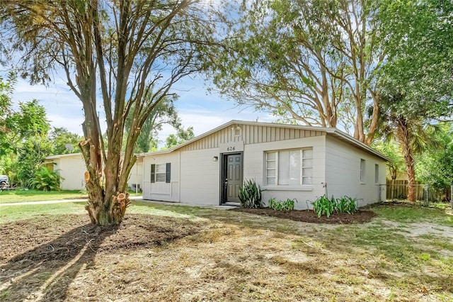 view of front of house featuring a front yard