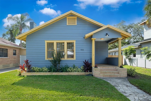 view of front of property featuring a front lawn