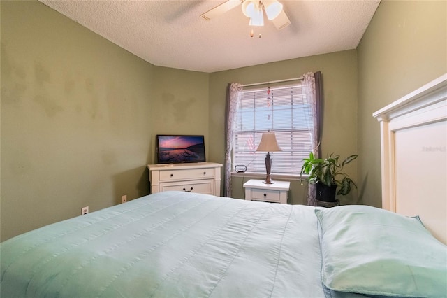 bedroom featuring ceiling fan and a textured ceiling