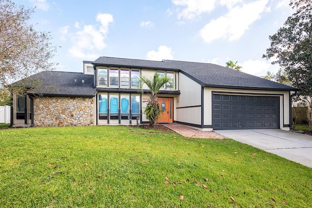 view of front facade featuring a garage and a front yard